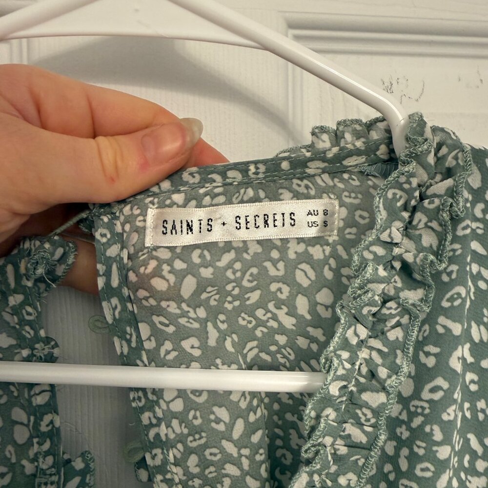 Sage green patterned flowy backless mini dress - image 5